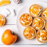 Caesarsalade met tomaten, sla en Parmezaanse kaas