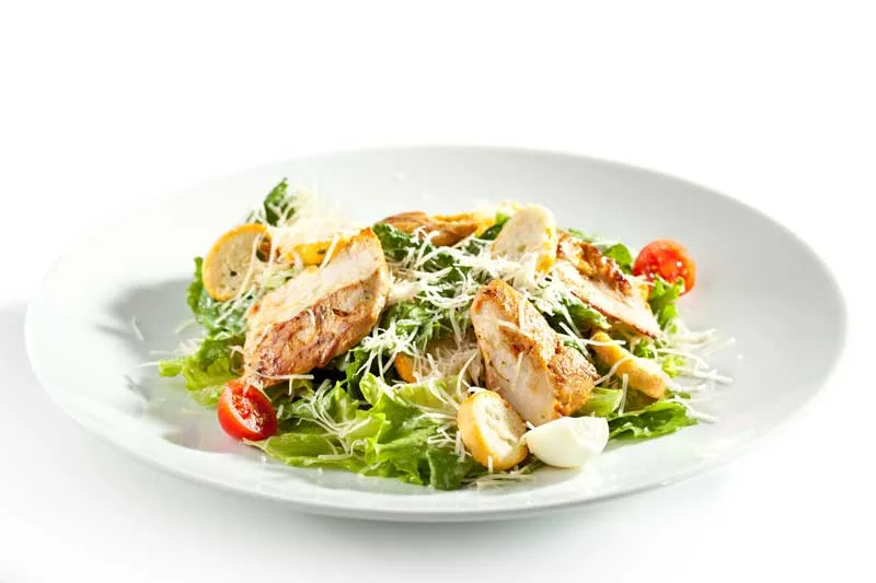 Caesarsalade met tomaten, sla en Parmezaanse kaas