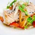 Caesarsalade met tomaten, sla en Parmezaanse kaas